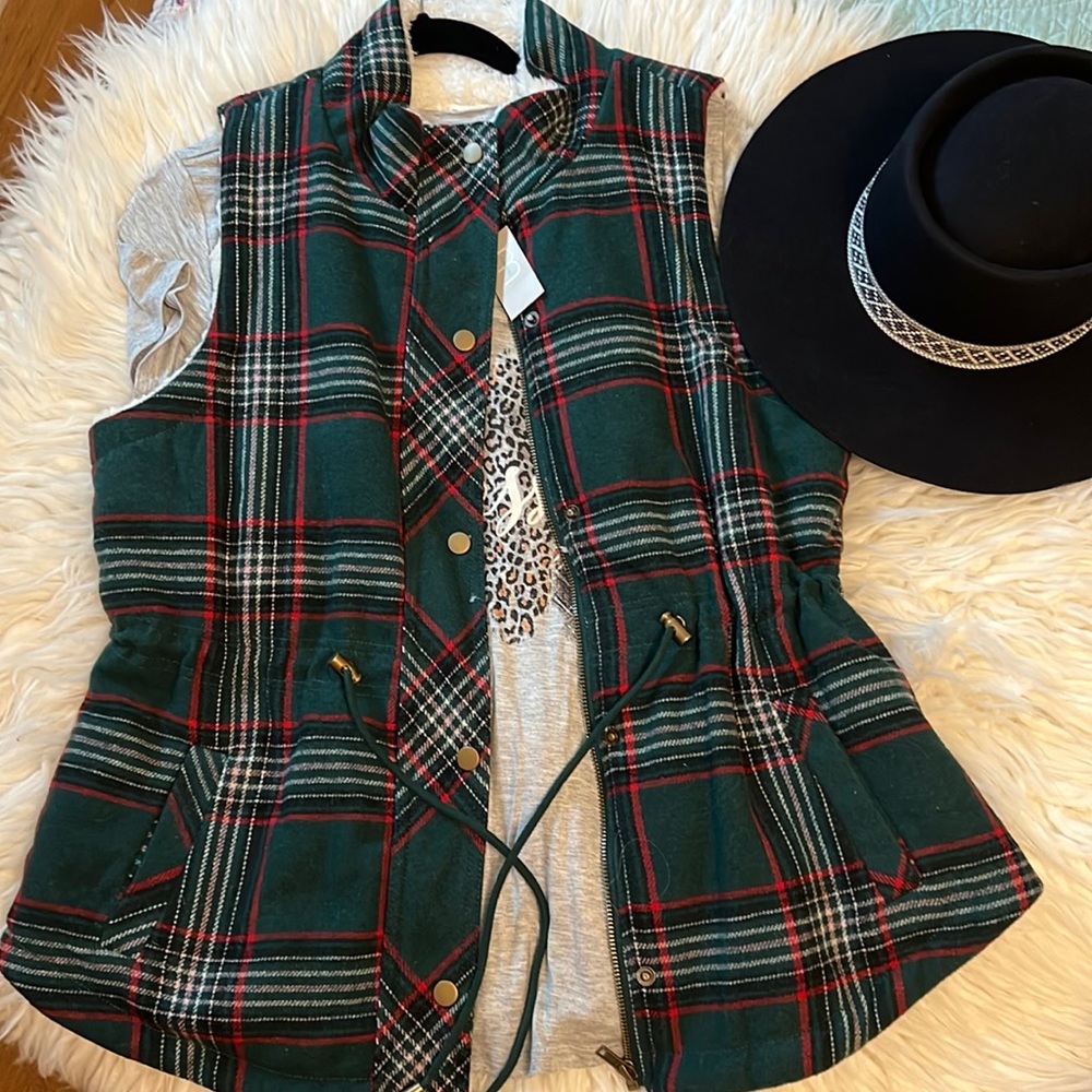 NWT Maurice’s Winter Vest Sz M ❤️💚❤️💚